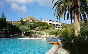 Im Garten laden zwei große Pool, Whirlpool und Zen Zone zum Entspannen und Schwimmen ein